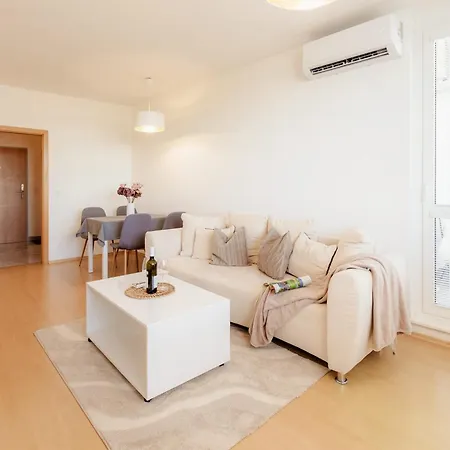 Apartment Karlovka With Balcony